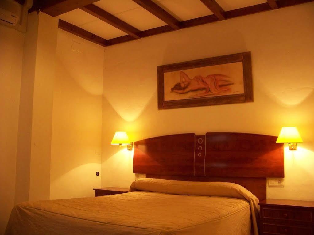 בויויוס פר דל קונדדו Hostal Restaurante El Lirio מראה חיצוני תמונה