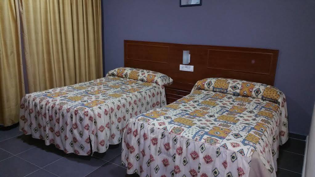 בויויוס פר דל קונדדו Hostal Restaurante El Lirio מראה חיצוני תמונה