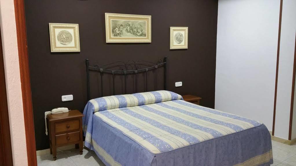 בויויוס פר דל קונדדו Hostal Restaurante El Lirio מראה חיצוני תמונה