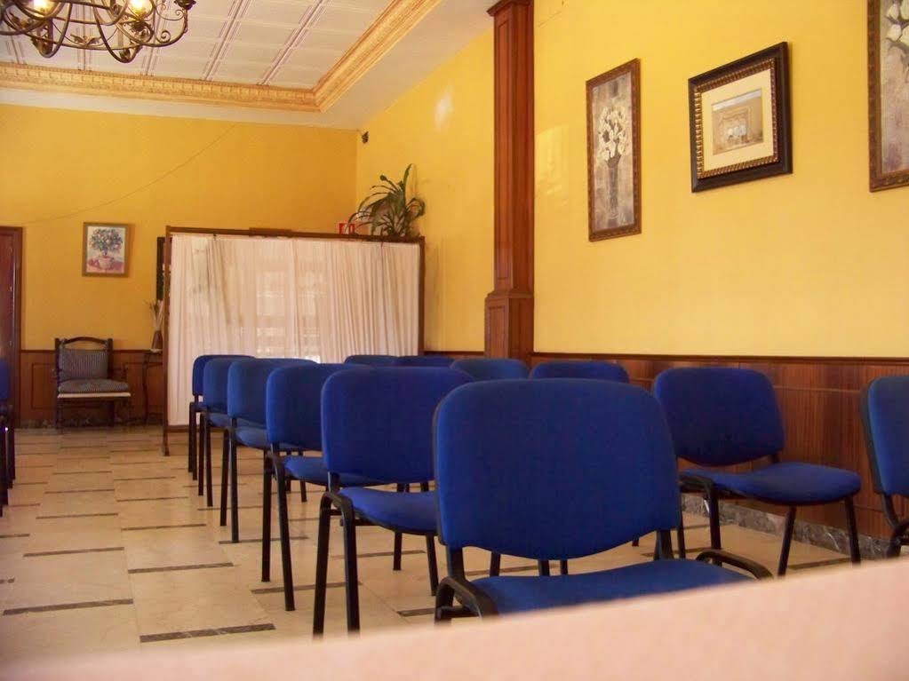 בויויוס פר דל קונדדו Hostal Restaurante El Lirio מראה חיצוני תמונה