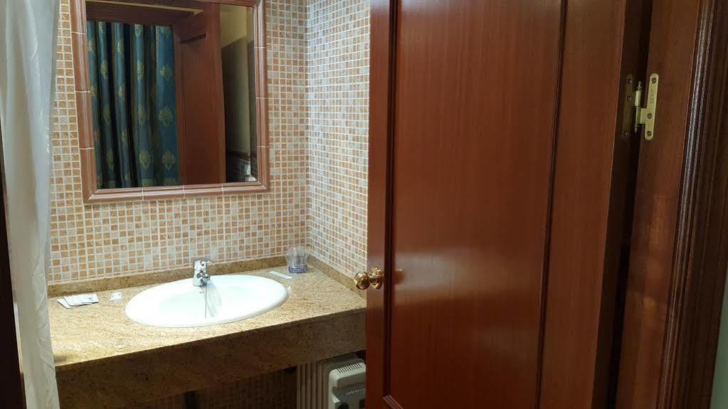 בויויוס פר דל קונדדו Hostal Restaurante El Lirio מראה חיצוני תמונה
