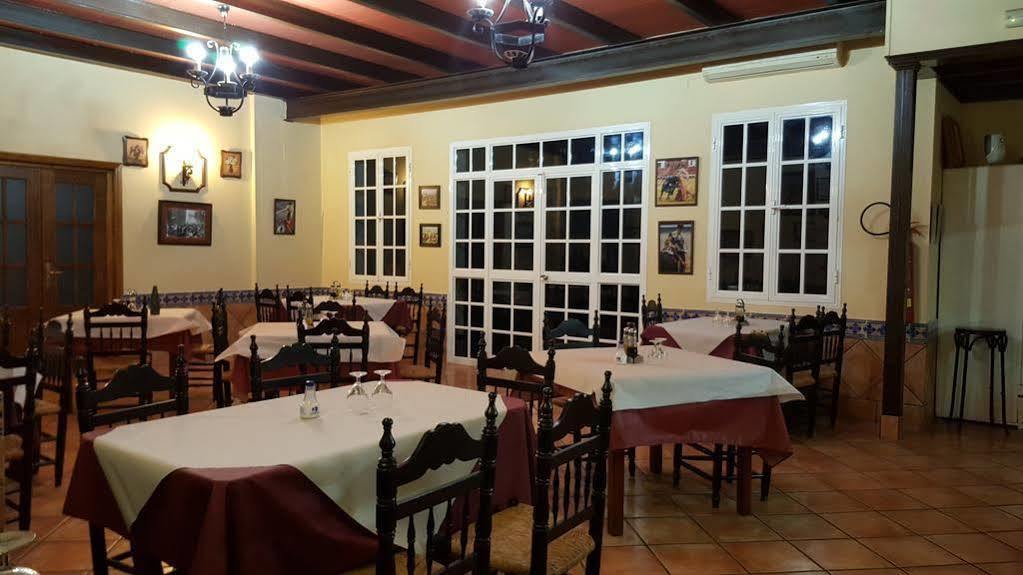 בויויוס פר דל קונדדו Hostal Restaurante El Lirio מראה חיצוני תמונה
