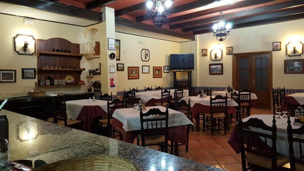 בויויוס פר דל קונדדו Hostal Restaurante El Lirio מראה חיצוני תמונה