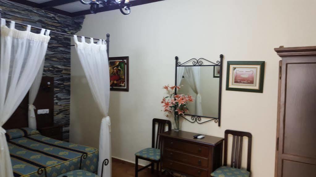 בויויוס פר דל קונדדו Hostal Restaurante El Lirio מראה חיצוני תמונה