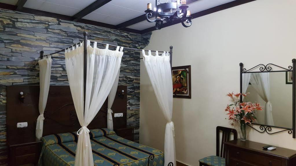 בויויוס פר דל קונדדו Hostal Restaurante El Lirio מראה חיצוני תמונה