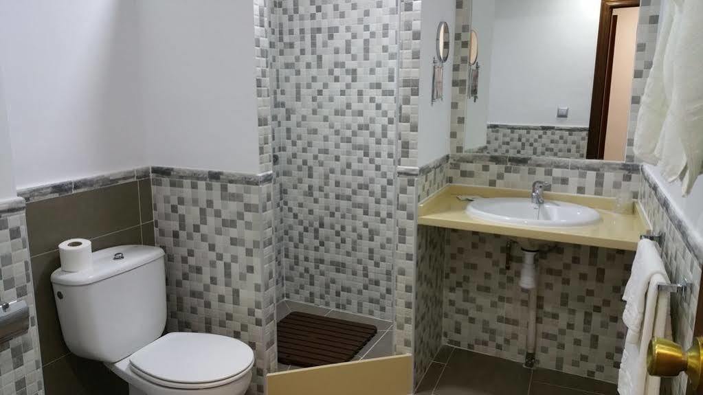 בויויוס פר דל קונדדו Hostal Restaurante El Lirio מראה חיצוני תמונה